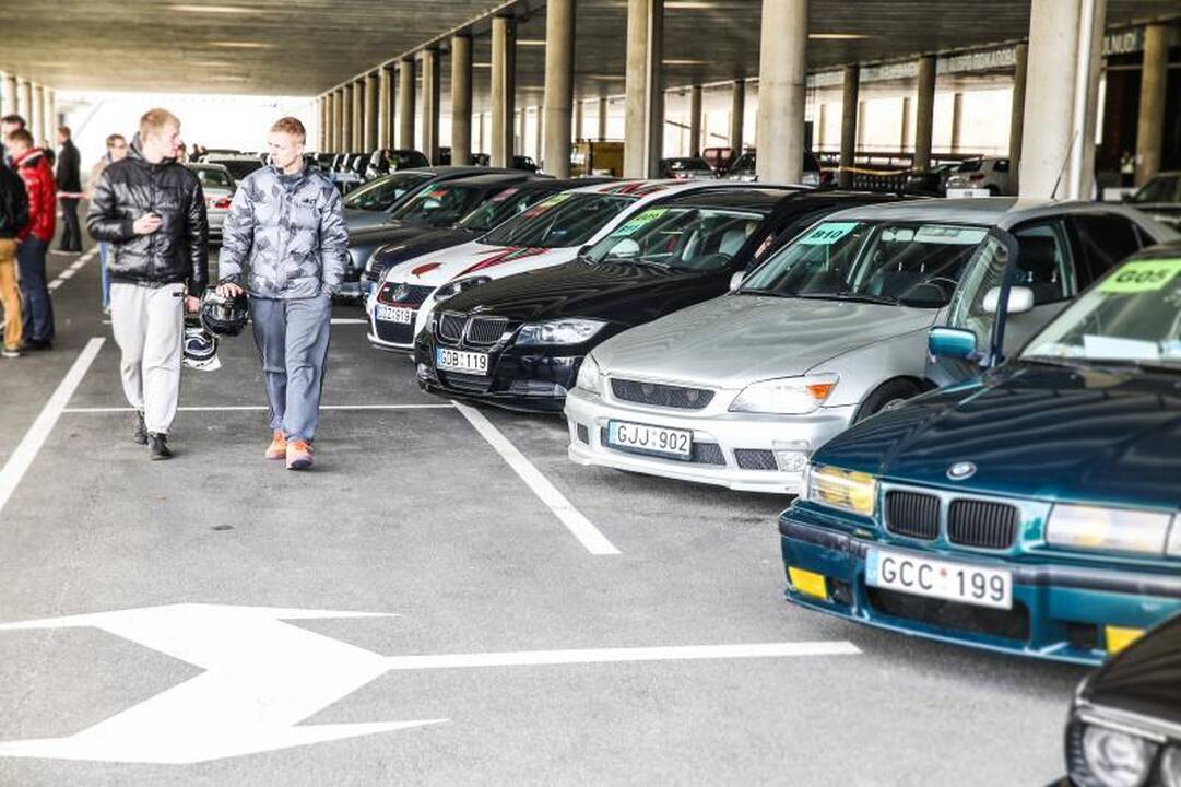 Prie „Žalgirio“ arenos – azartiškos automobilių lenktynės