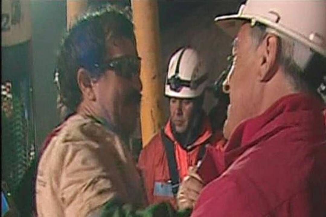 Čilėje pirmieji trys išgelbėti kalnakasiai išleisti iš ligoninės
