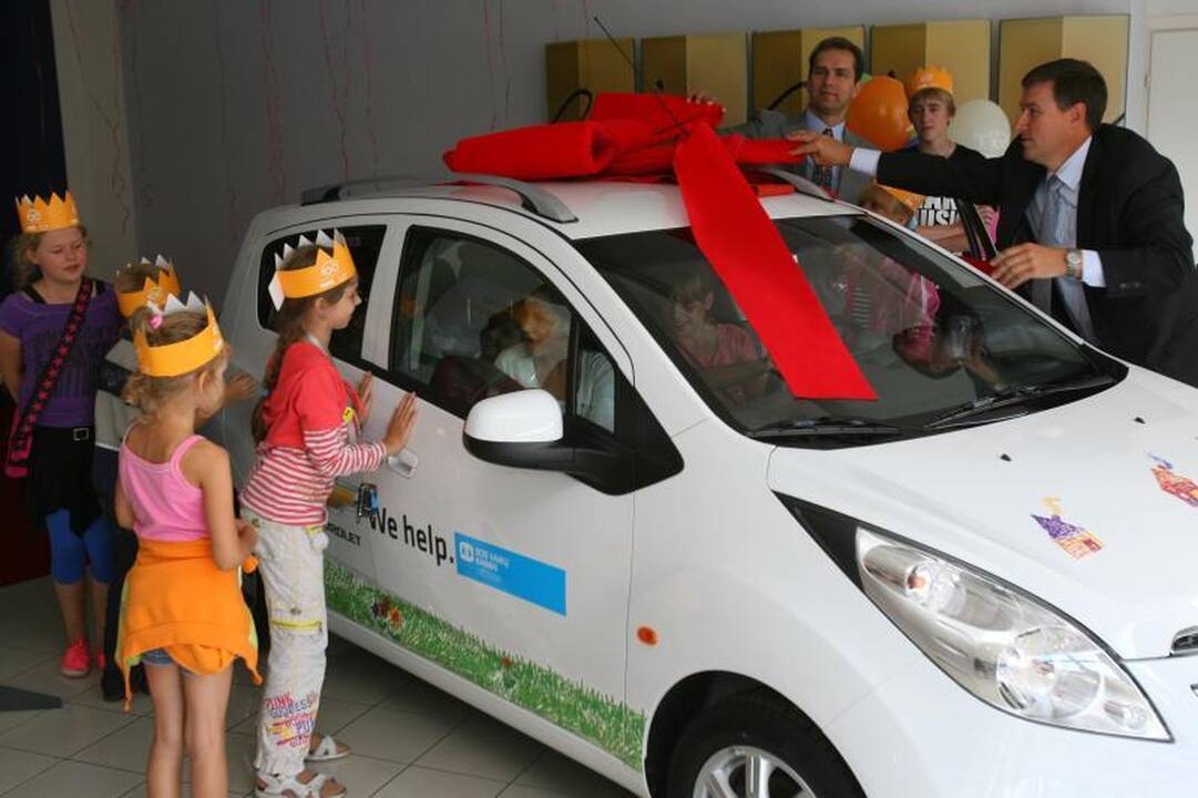 „Chevrolet“ dovana „SOS vaikų kaimui“ – dar vienas automobilis