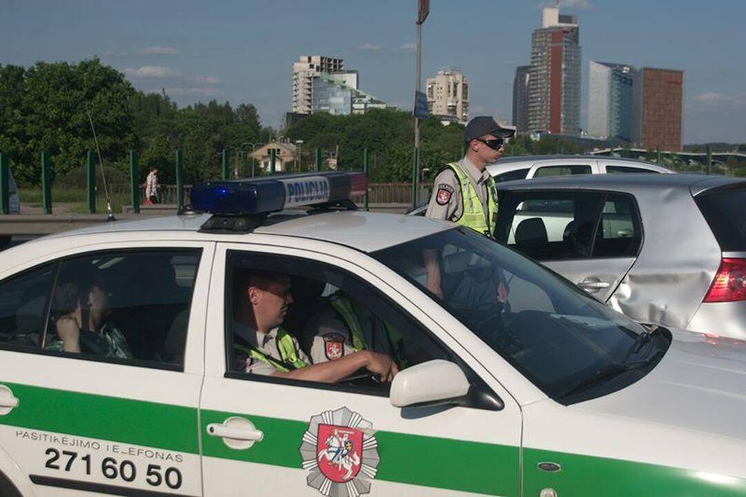 Vilniuje ant tilto apvirto automobilis „VW Golf“