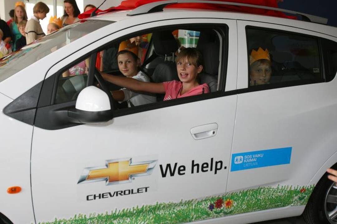 „Chevrolet“ dovana „SOS vaikų kaimui“ – dar vienas automobilis