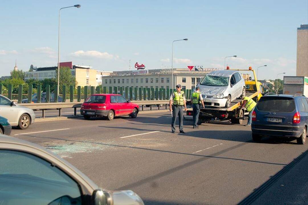 Vilniuje ant tilto apvirto automobilis „VW Golf“