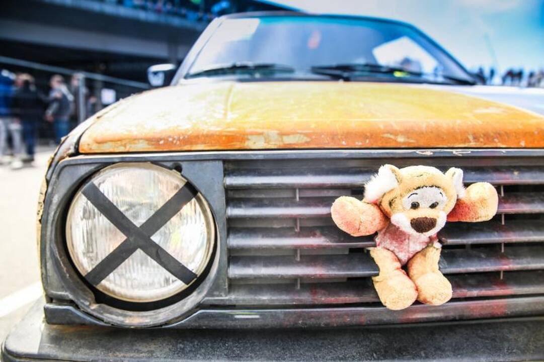 Prie „Žalgirio“ arenos – azartiškos automobilių lenktynės