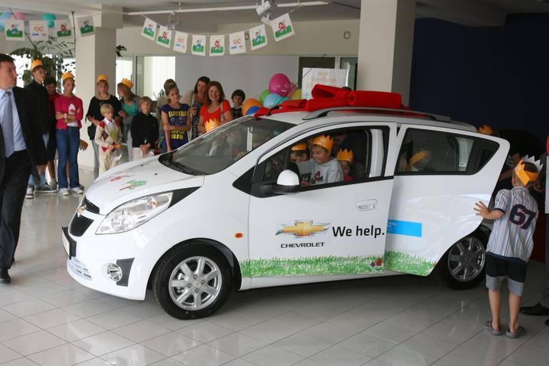„Chevrolet“ dovana „SOS vaikų kaimui“ – dar vienas automobilis