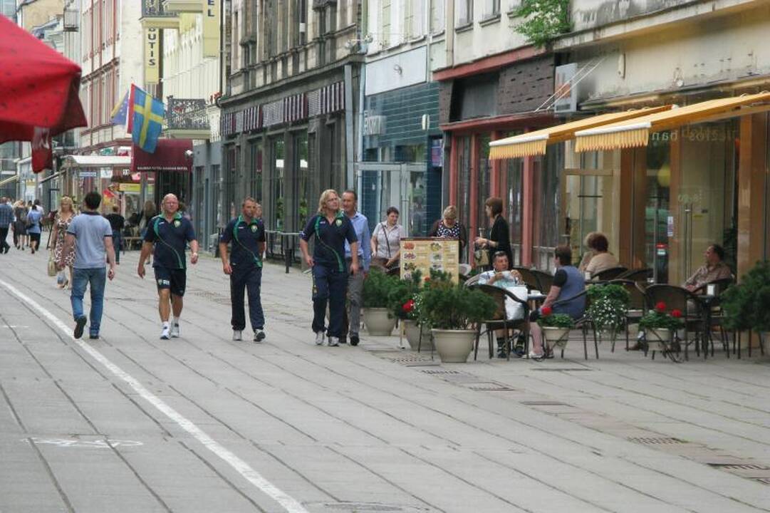 Laisvės alėjoje - daug policijos, futbolo sirgaliai skanauja lietuvišką alų