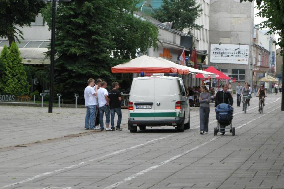 Laisvės alėjoje - daug policijos, futbolo sirgaliai skanauja lietuvišką alų