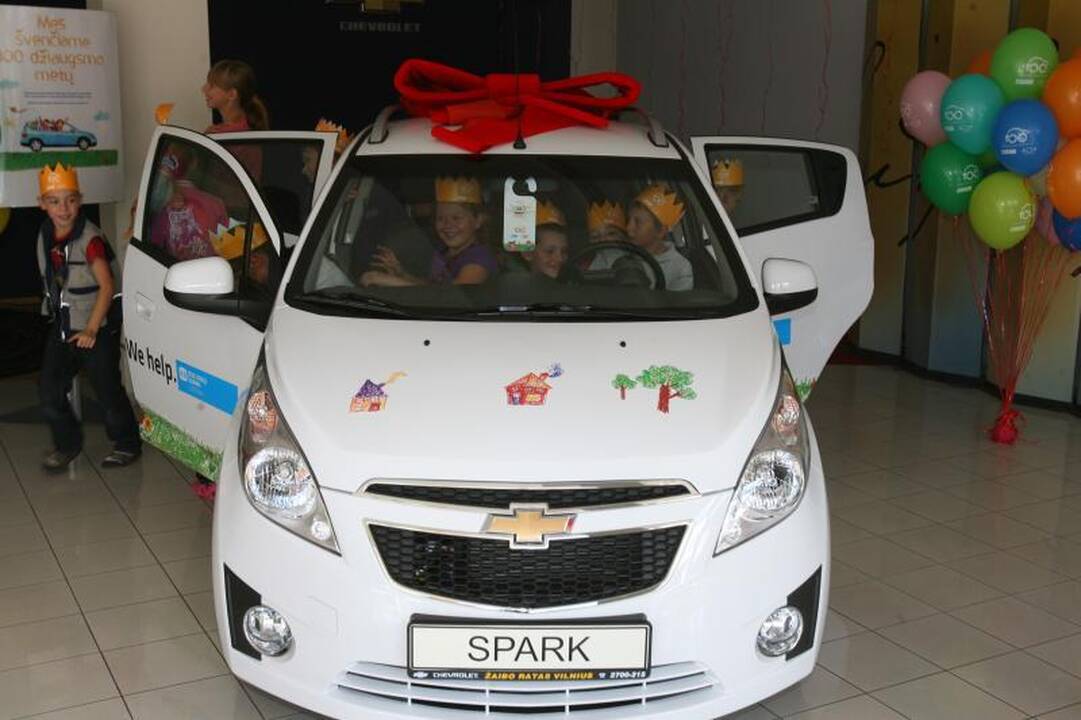 „Chevrolet“ dovana „SOS vaikų kaimui“ – dar vienas automobilis