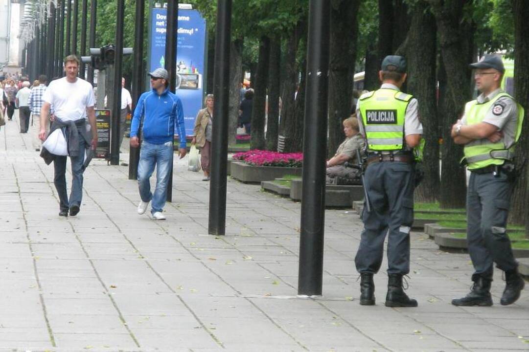 Laisvės alėjoje - daug policijos, futbolo sirgaliai skanauja lietuvišką alų
