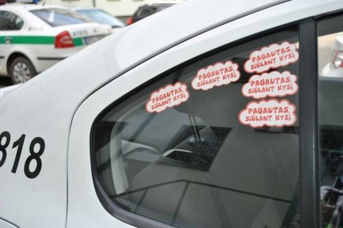 Į griovį įvažiavęs girtas vairuotojas patruliams pasiūlė kyšį