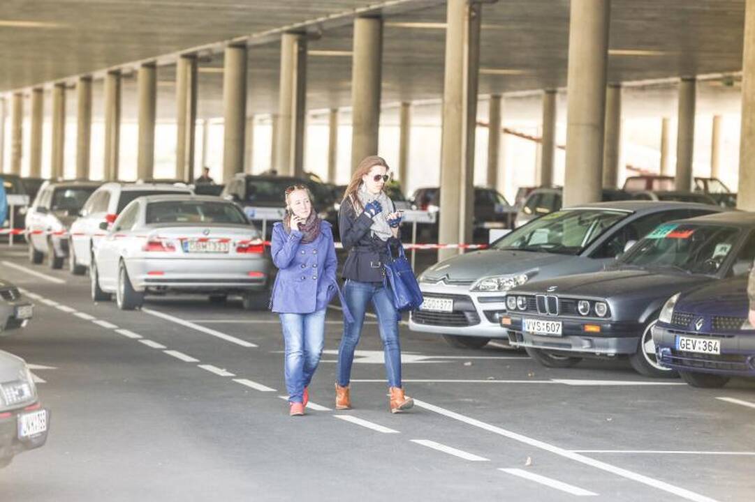 Prie „Žalgirio“ arenos – azartiškos automobilių lenktynės