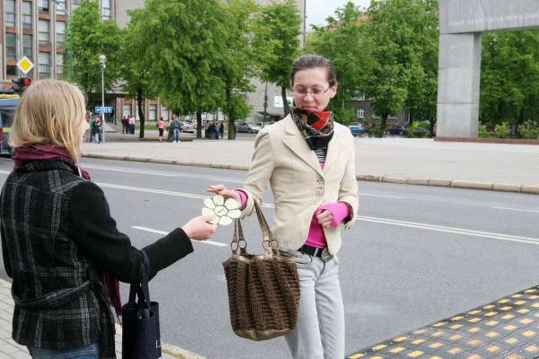 Klaipėdos naujagimiams įteikti nerūkančiųjų marškinėliai