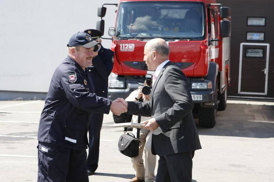Klaipėdoje apdovanoti durpyno gaisro gesinime pasižymėję ugniagesiai