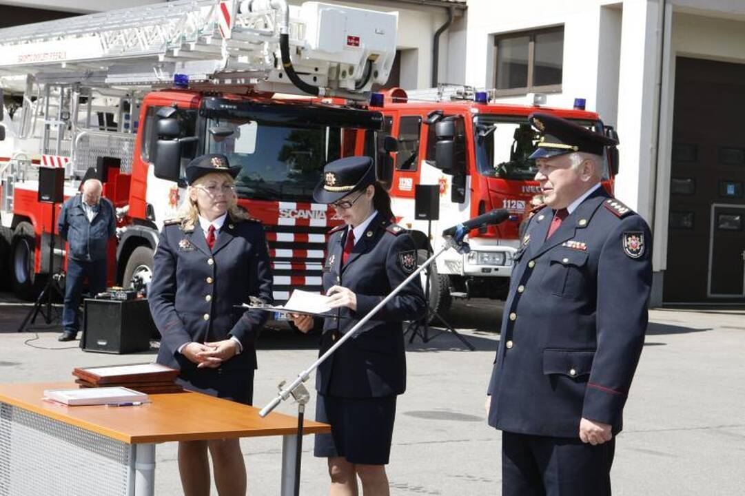 Klaipėdoje apdovanoti durpyno gaisro gesinime pasižymėję ugniagesiai