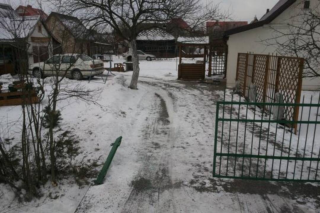Neblaivi Garliavos seniūnė nuvažiavo nuo kelio ir trenkėsi į tvorą (papildyta)