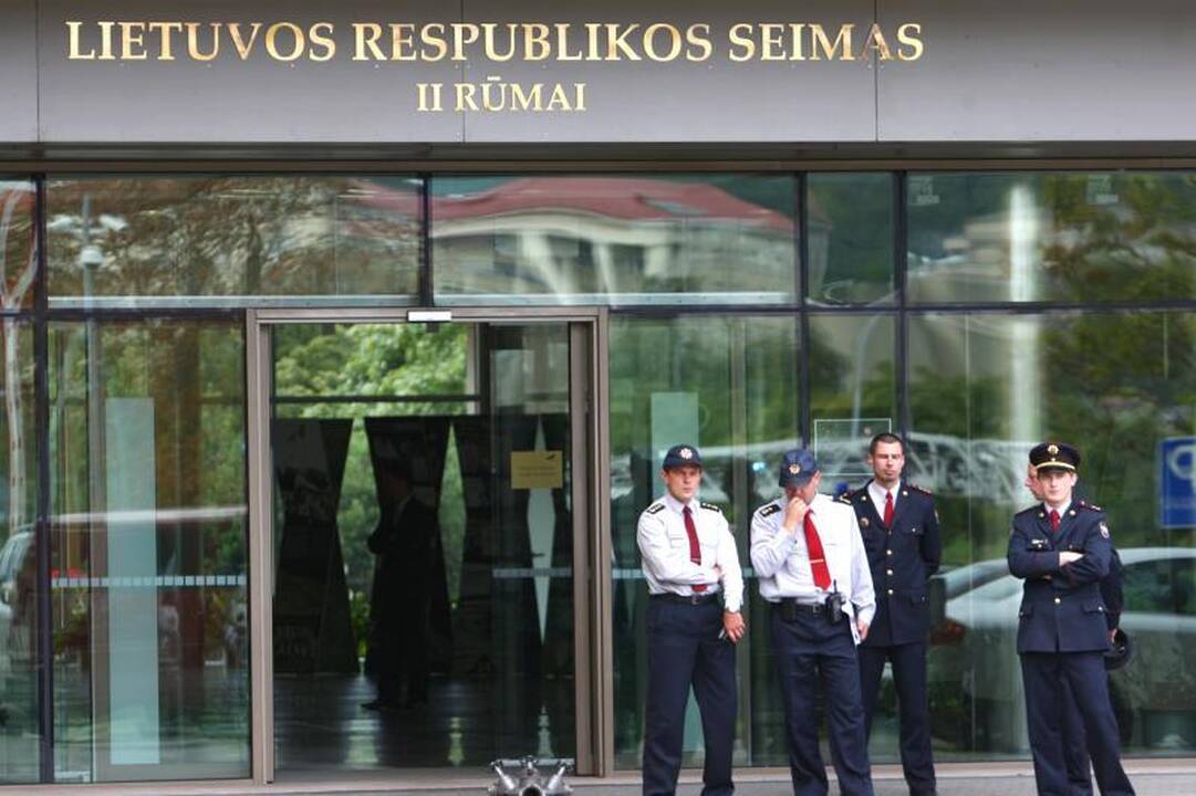 Ugniagesiai mokėsi gesinti Seimo rūmus