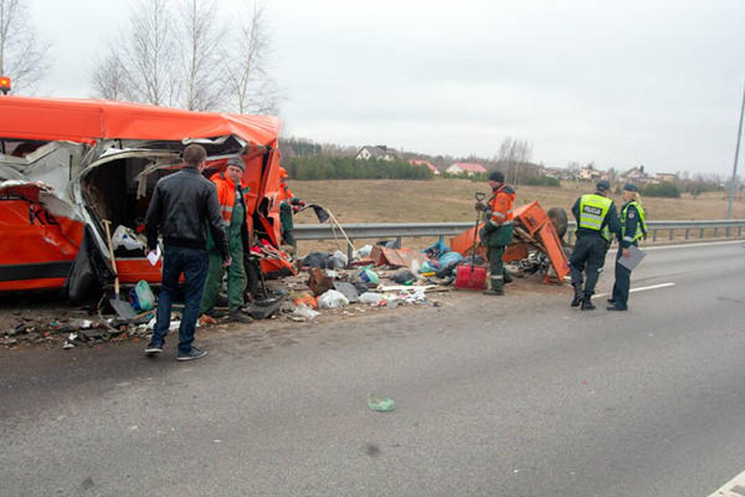 Vilniaus pakraštyje visureigis rėžėsi į kelininkų mašiną