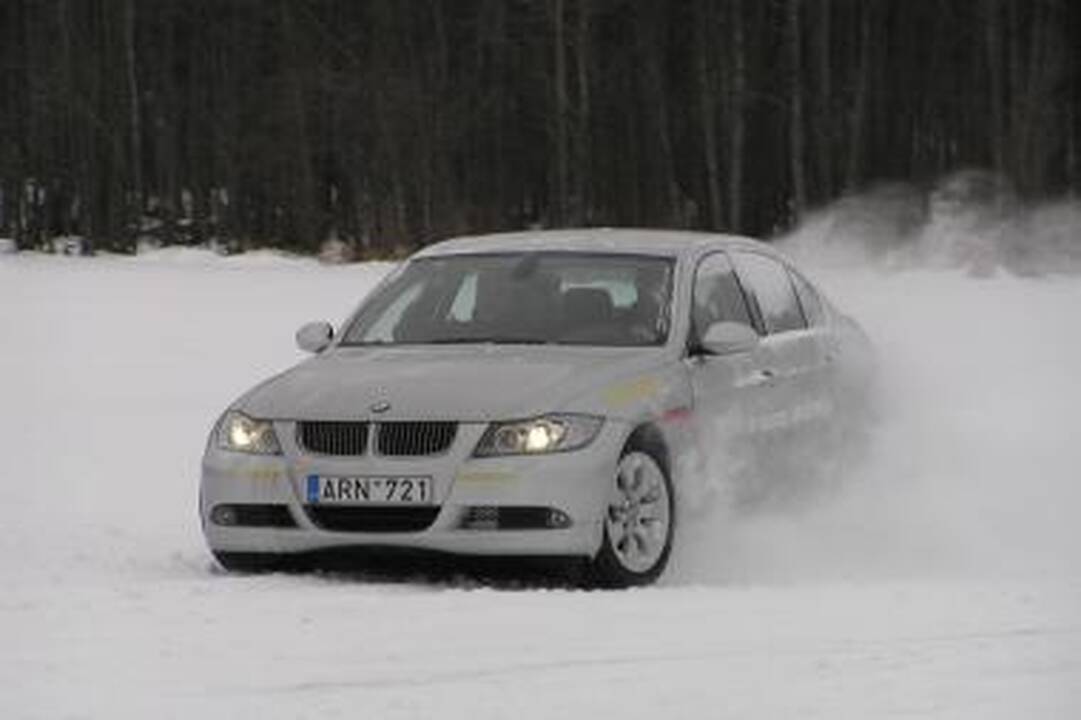 „BMW vairavimo akademija" pradeda žiemos mokymus