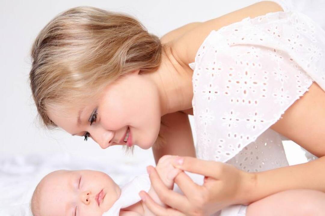 Maitinti krūtimi mergaites gali išmokyti lėlės