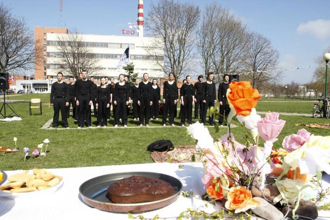 Klaipėdos menininkai mamoms surengė viešą puotą (foto)