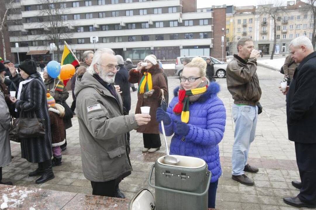 Uostamiestyje Vasario 16-oji – po partinėm vėliavom