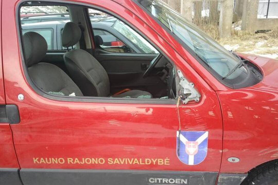 Neblaivi Garliavos seniūnė nuvažiavo nuo kelio ir trenkėsi į tvorą (papildyta)