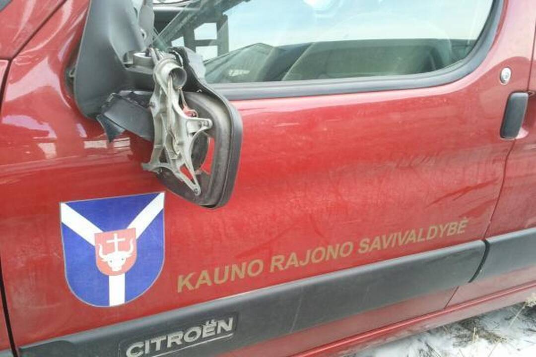 Neblaivi Garliavos seniūnė nuvažiavo nuo kelio ir trenkėsi į tvorą (papildyta)
