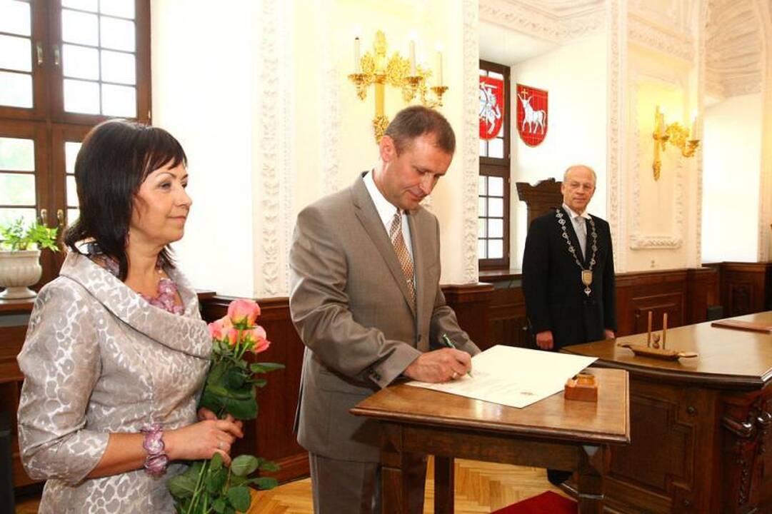 Komisaras R. Stukas su žmona apsikeitė sidabriniais žiedais
