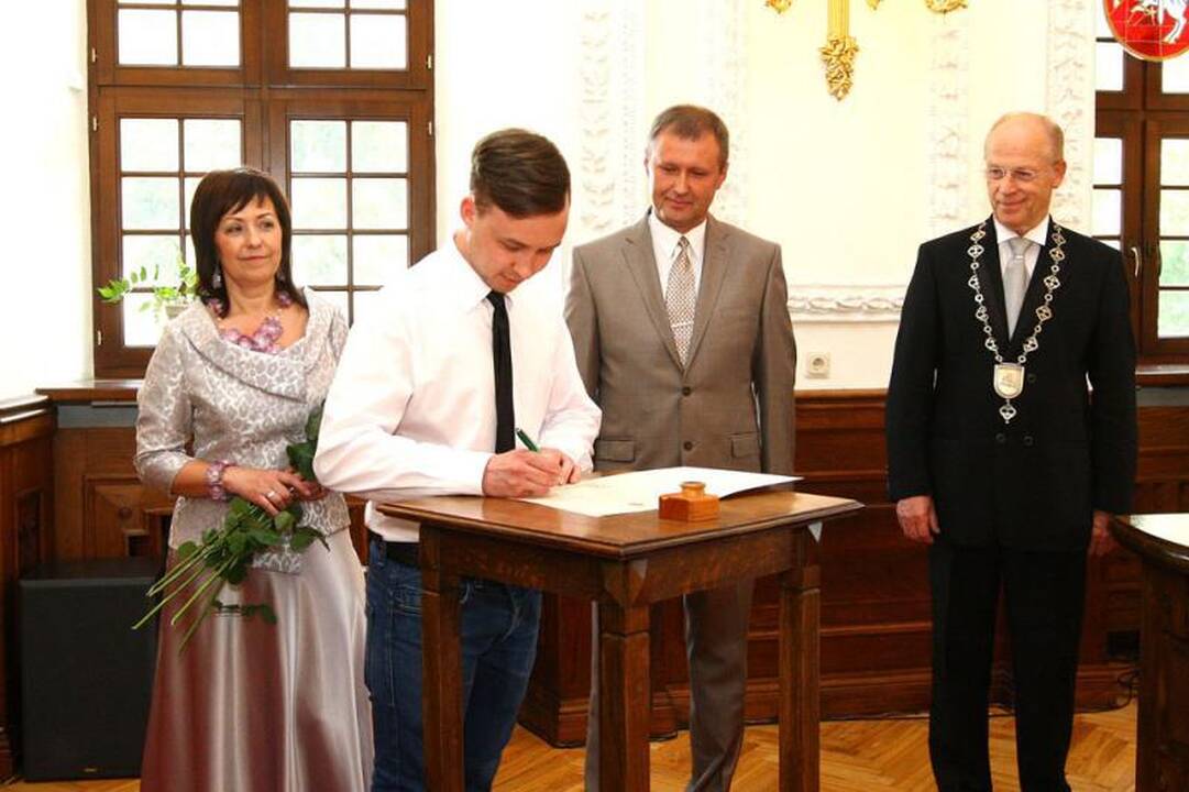 Komisaras R. Stukas su žmona apsikeitė sidabriniais žiedais