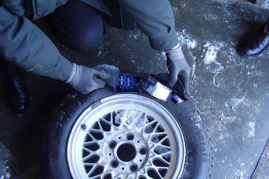 Nidoje sulaikyta mašina rūkalų prikimštais ratais
