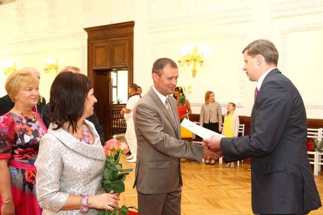 Komisaras R. Stukas su žmona apsikeitė sidabriniais žiedais