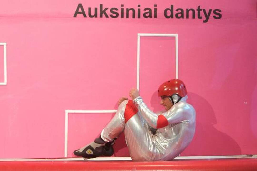 Kaip E.Daniūtė, N.Juška ir A.Kandelis skylę sienoje darė