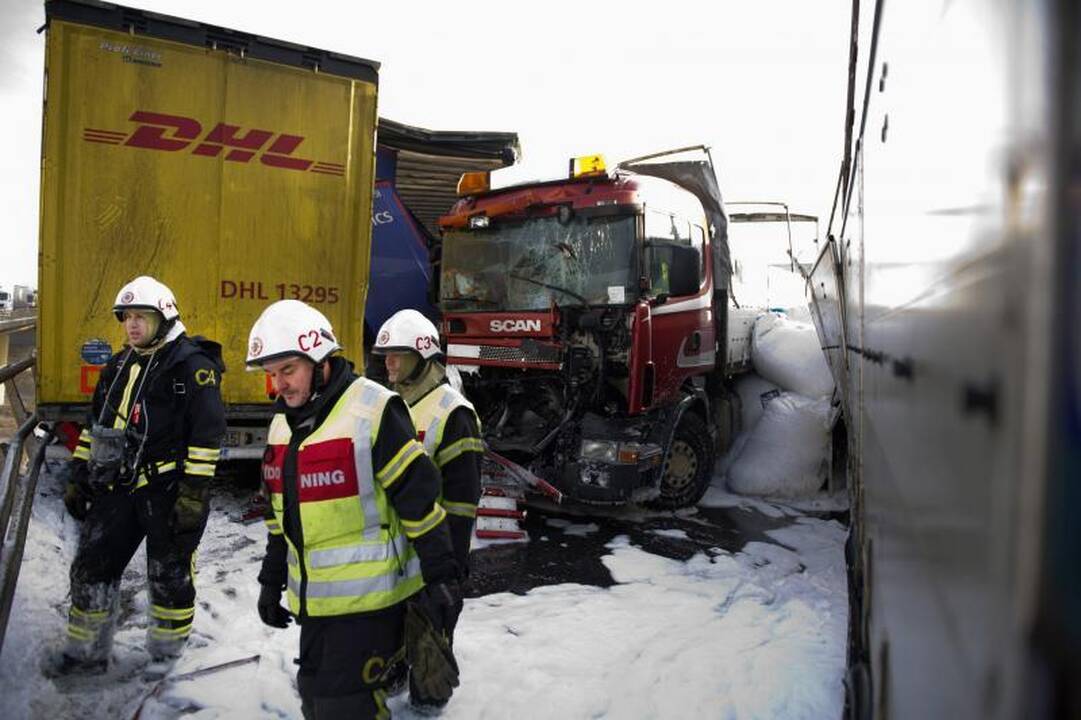 Masinė avarija Švedijoje: susidūrė apie 100 transporto priemonių