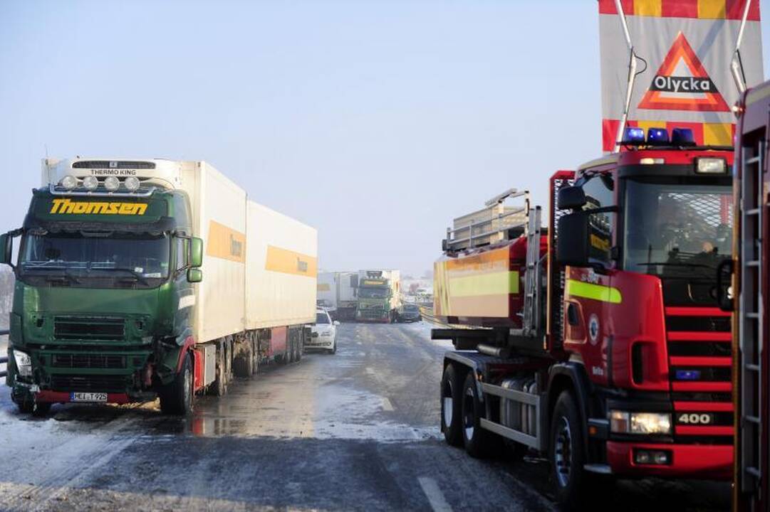 Masinė avarija Švedijoje: susidūrė apie 100 transporto priemonių