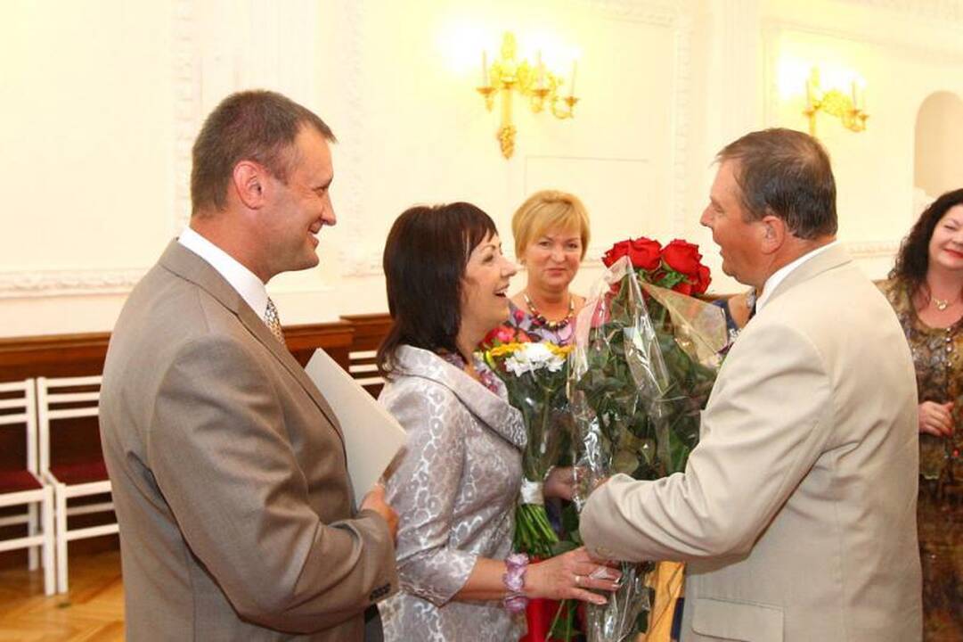 Komisaras R. Stukas su žmona apsikeitė sidabriniais žiedais