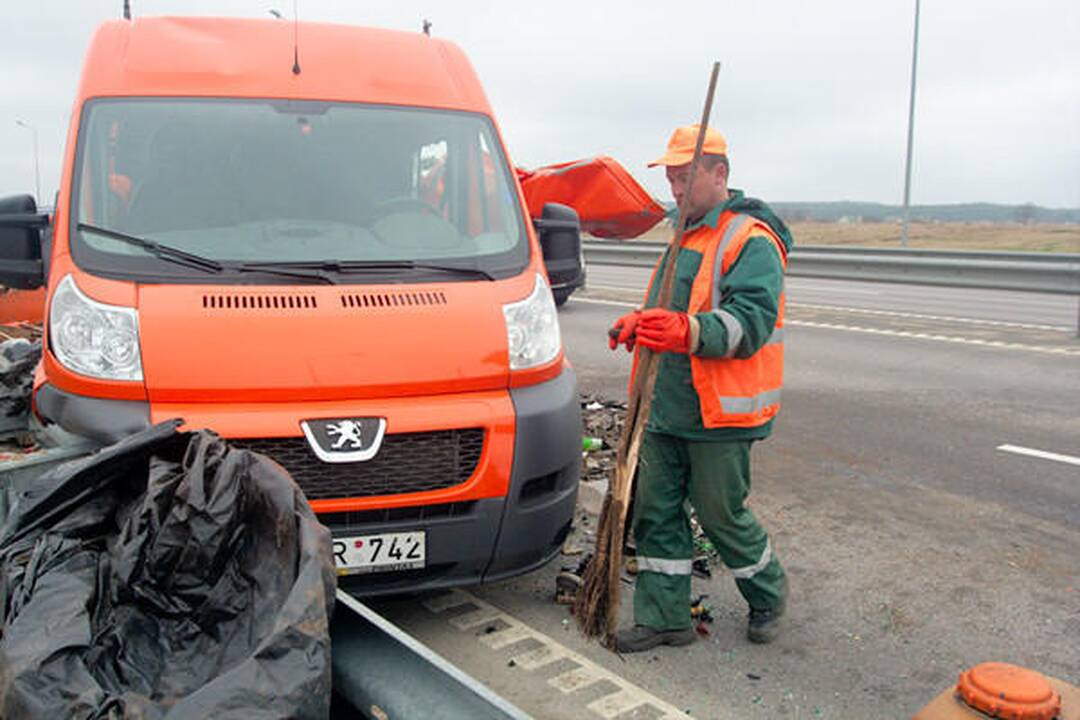 Vilniaus pakraštyje visureigis rėžėsi į kelininkų mašiną