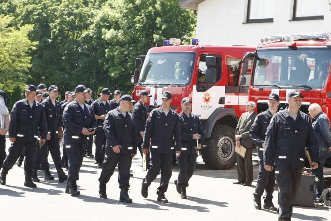 Klaipėdoje apdovanoti durpyno gaisro gesinime pasižymėję ugniagesiai