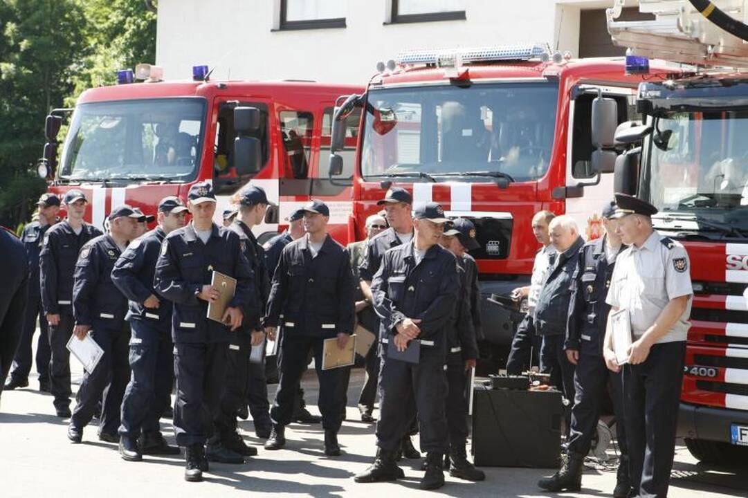 Klaipėdoje apdovanoti durpyno gaisro gesinime pasižymėję ugniagesiai