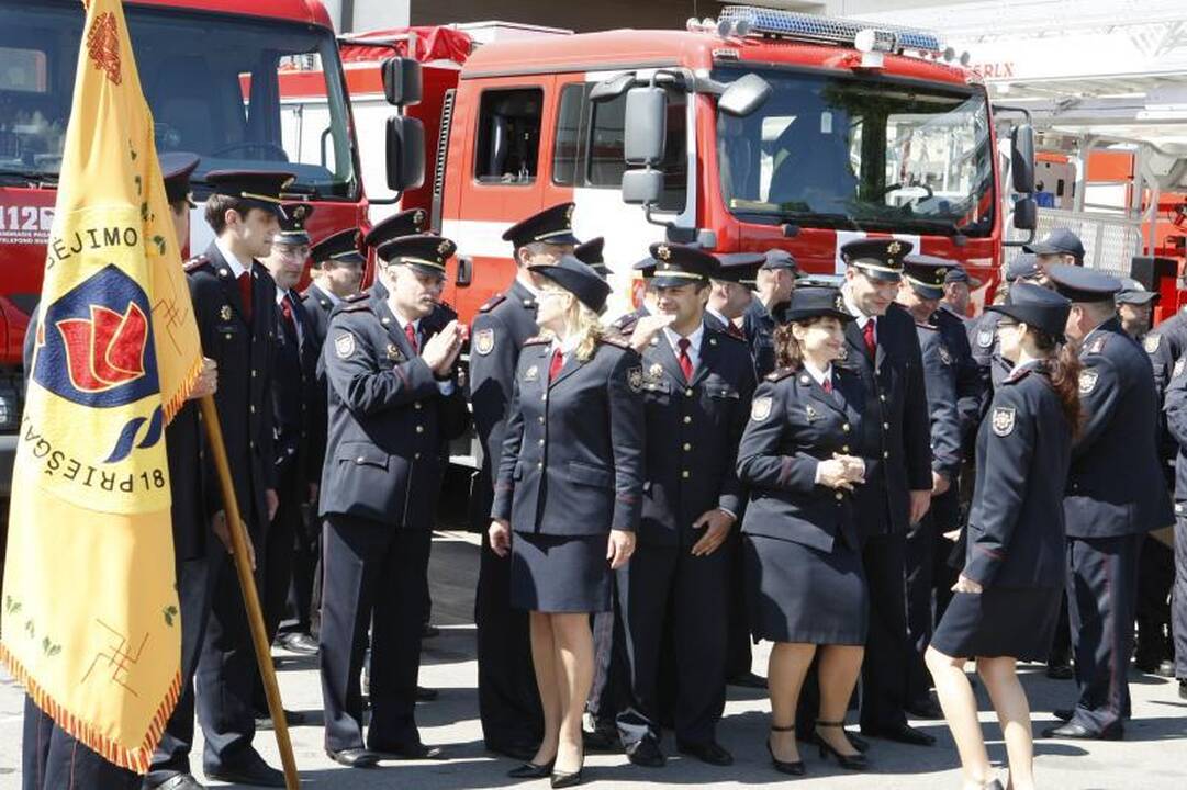 Klaipėdoje apdovanoti durpyno gaisro gesinime pasižymėję ugniagesiai