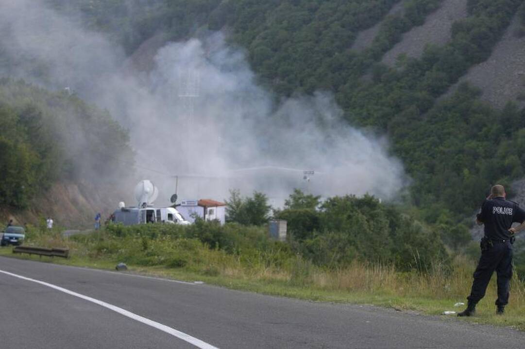 Kosovo šiaurėje serbų jaunuoliai sudegino pasienio kontrolės postą
