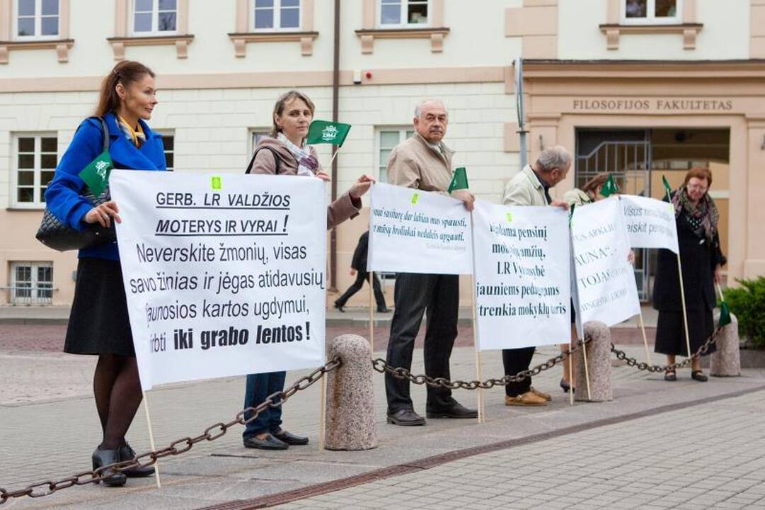 Mokytojų dienos išvakarėse piketavo pedagogai