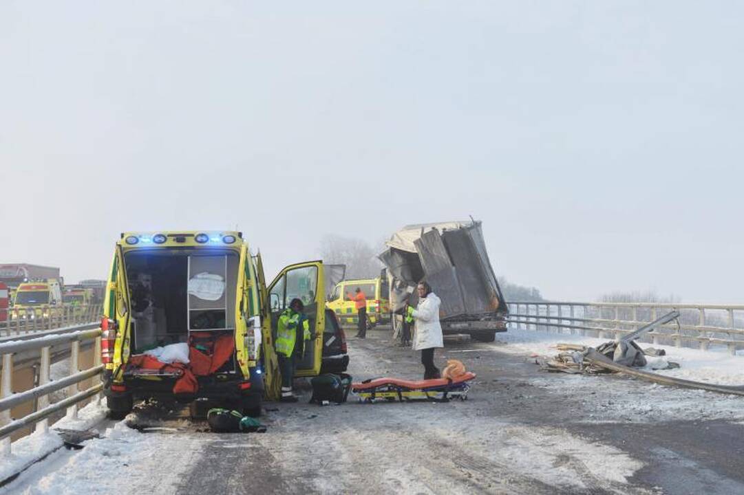 Masinė avarija Švedijoje: susidūrė apie 100 transporto priemonių