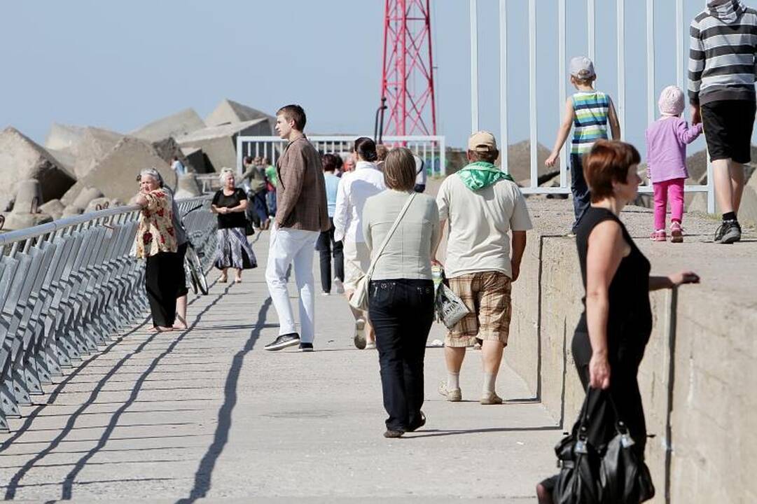 Vasariškas oras poilsiautojus išviliojo į pajūrį 