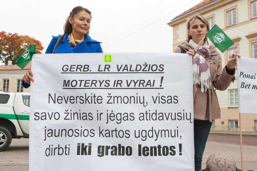 Mokytojų dienos išvakarėse piketavo pedagogai