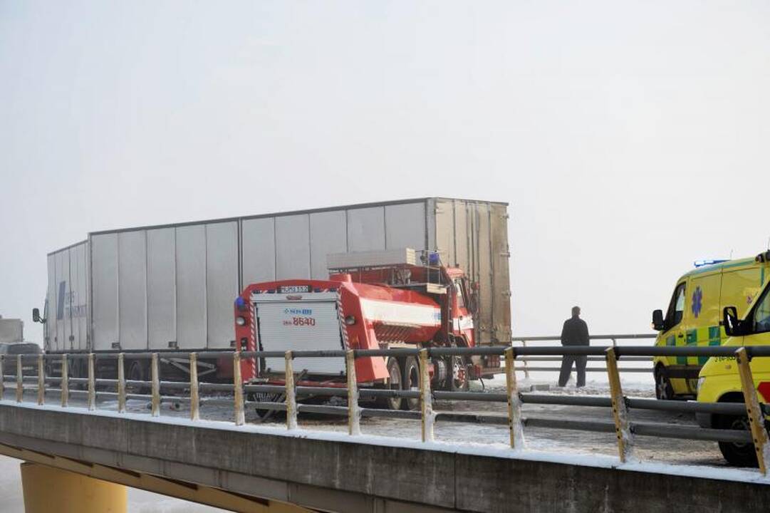 Masinė avarija Švedijoje: susidūrė apie 100 transporto priemonių