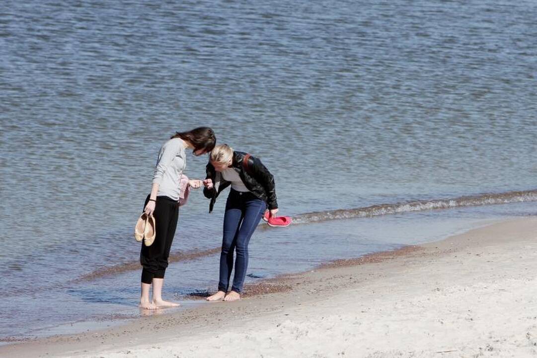 Vasariškas oras poilsiautojus išviliojo į pajūrį 