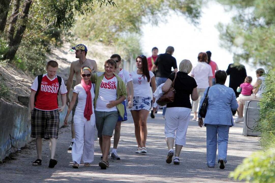 Vasariškas oras poilsiautojus išviliojo į pajūrį 