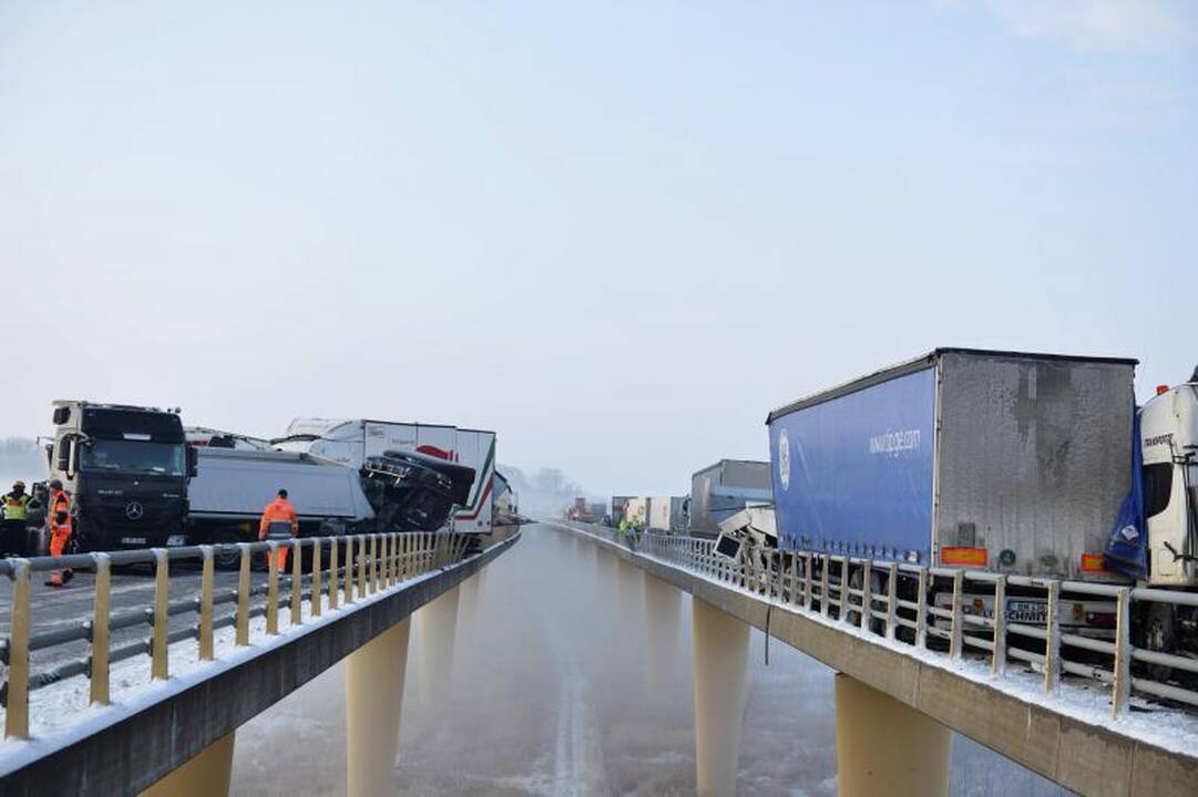 Masinė avarija Švedijoje: susidūrė apie 100 transporto priemonių
