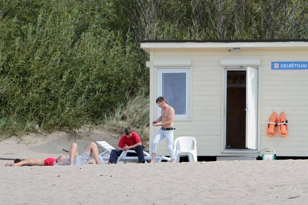 Vasariškas oras poilsiautojus išviliojo į pajūrį 