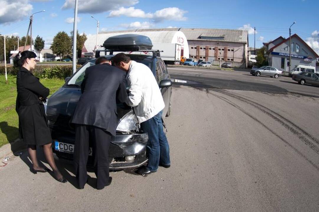 Seimo narys P.Gražulis sukėlė avariją, bet žmona jo nebars