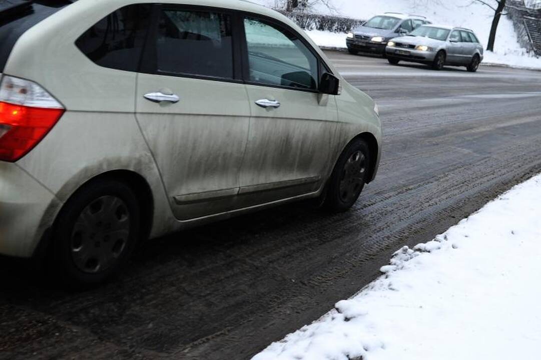 Į Kauno gatves išsiųsta 10 druskos barstytuvų